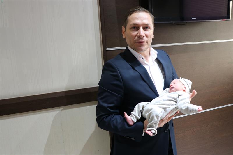 شهرام فرهادی خبرنگار ارشد شبکه خبر در بیمارستان محب کوثر پدر شد