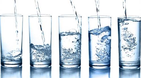 دراسة جديدة تحذر من شرب الماء بكثرة